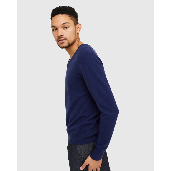 QUINCE Navy Mongolian Cashmere V-Neck Sweater Mens NWT Size Medium - Picture 3 of 11